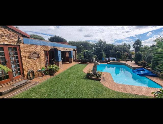 6 BEDROOM HOUSE FOR SALE IN ZWARTKOP